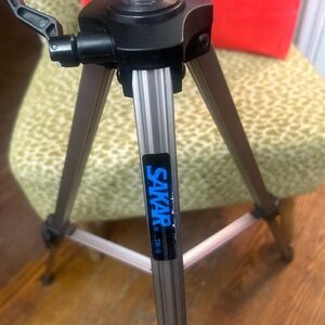 The Sak Silver and Black Professional Tripod